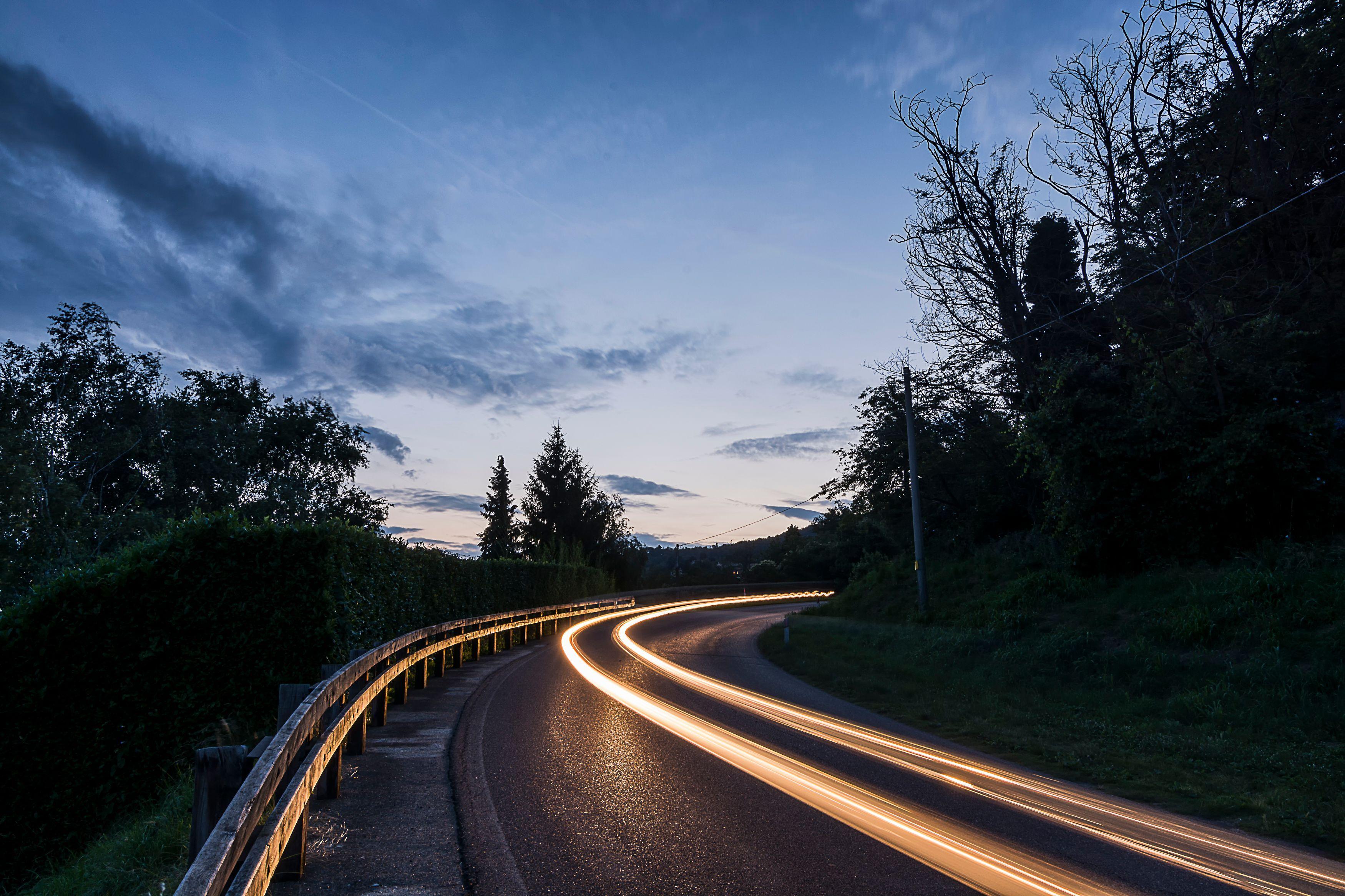 Bergstraße mit Lichtspuren von Autos